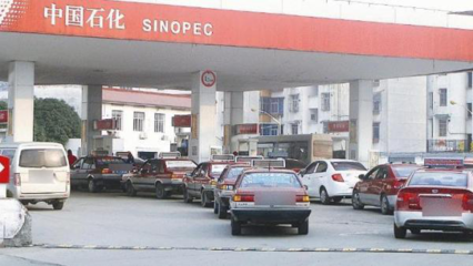 加油工疏忽,95號油加成92號,車主當即發飆要求賠車